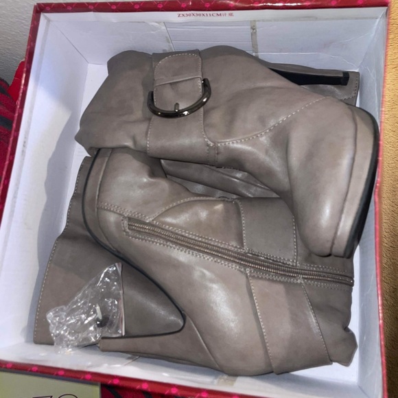 Hot Pair of ANNE MICHELLE Gray Patent Leather Knee High Boots Size 7.5 EUC - Picture 7 of 7